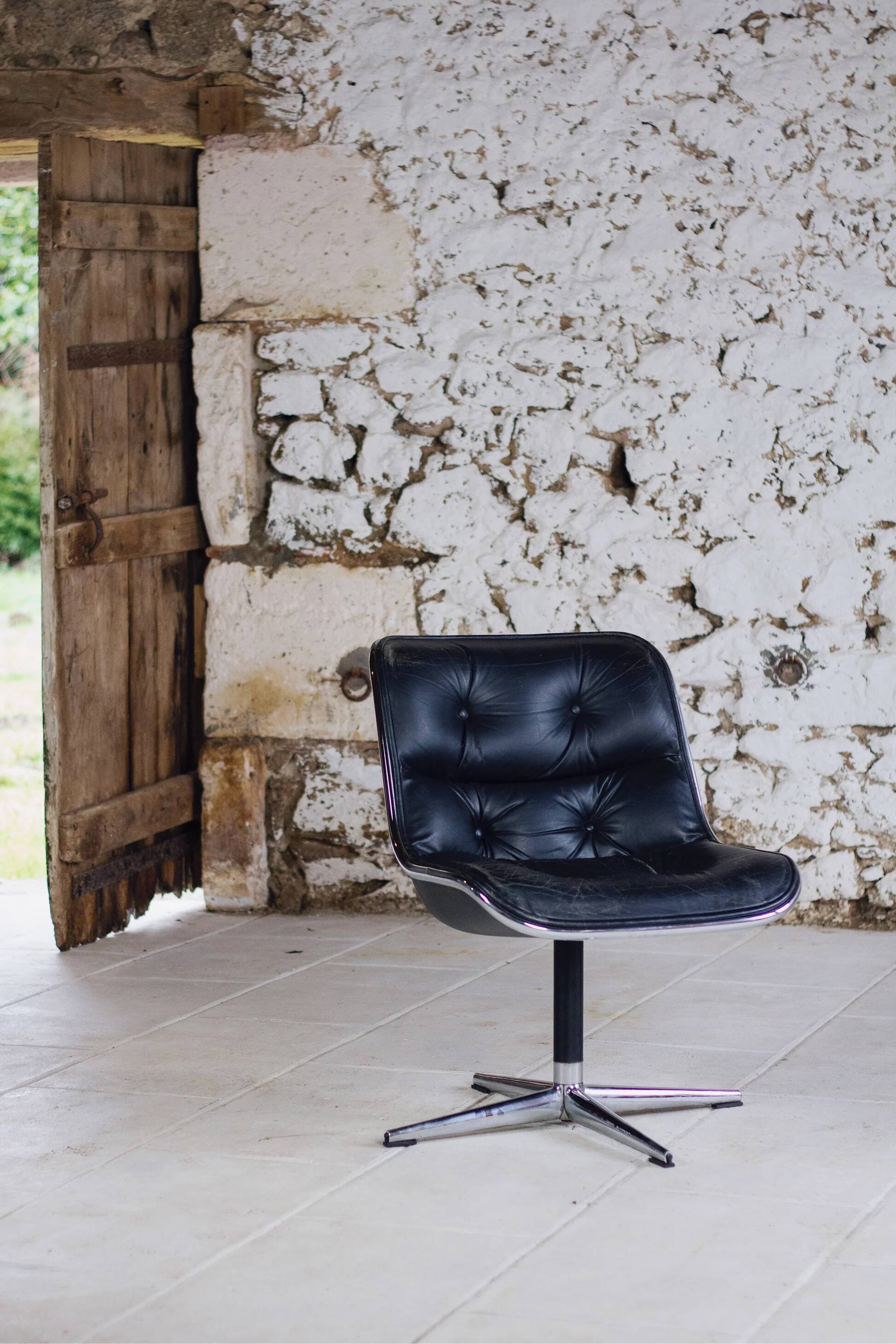 Black leather office chair by Charles Pollock for Knoll
