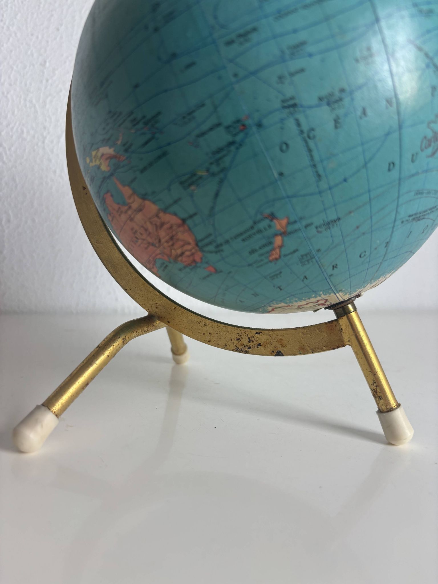Globe terrestre vintage 1967 mappemonde dorée tripode Taride - 23 cm