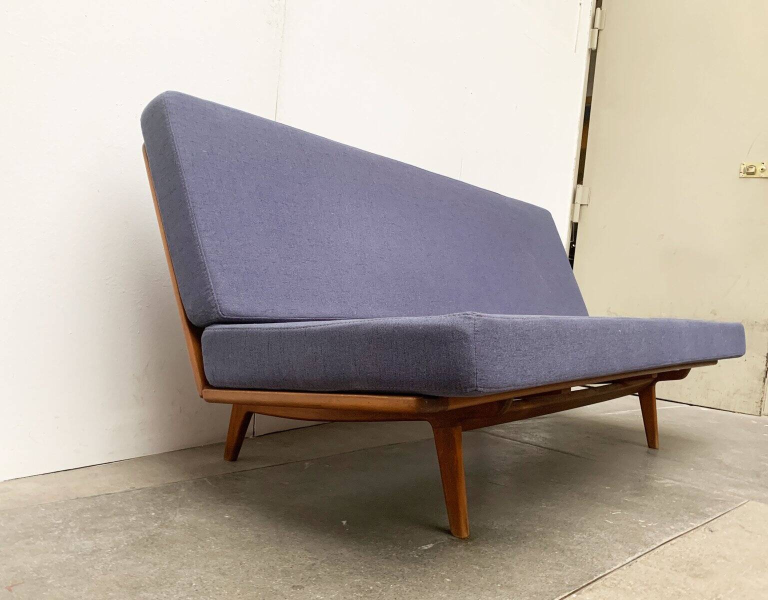 Mid-century minimalist teak canapé by Orla Mølgaard Nielsen for France & Søn / France & Daverkosen.