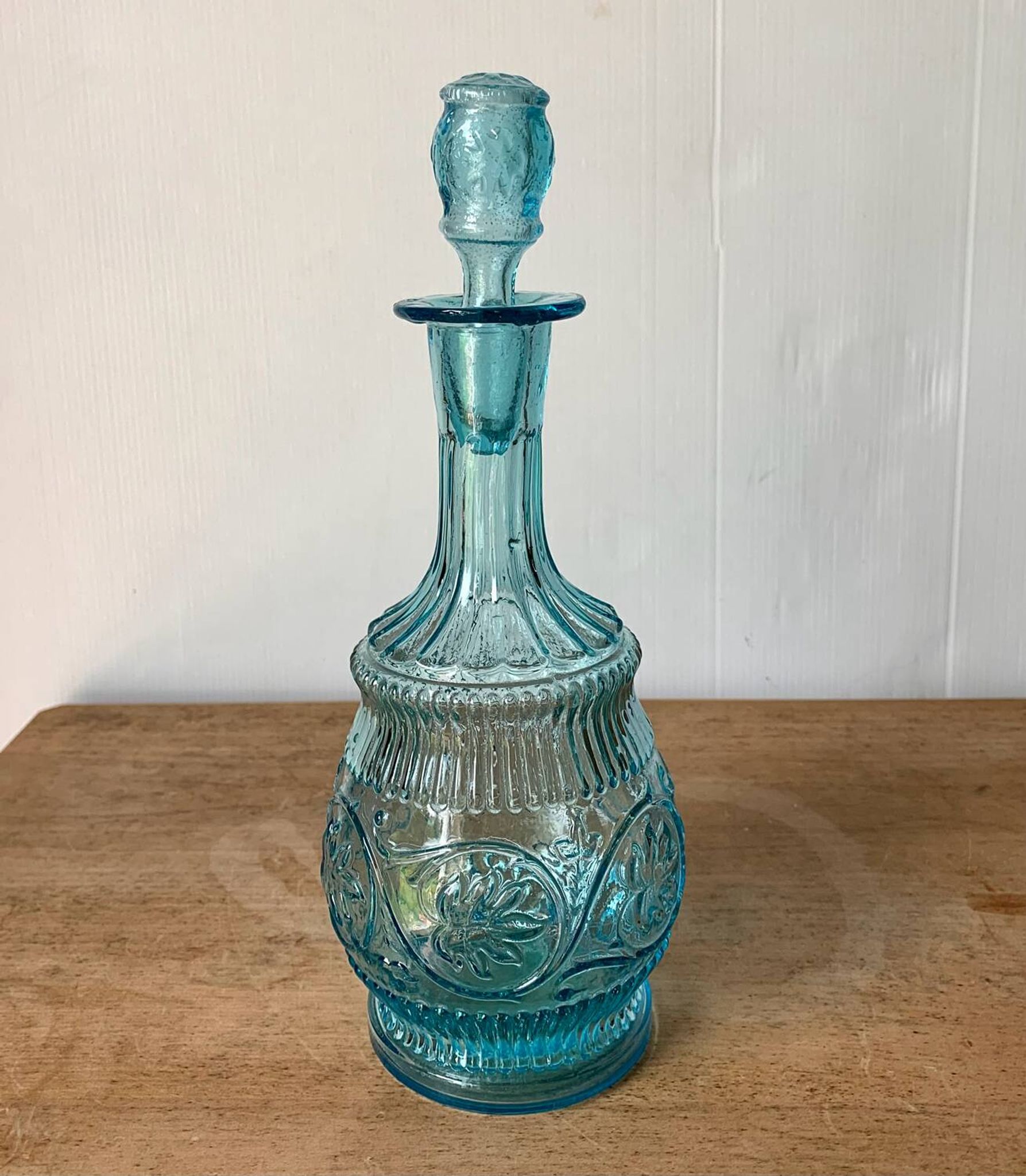 Carafe ancienne en verre moulé bleu turquoise