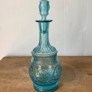 Carafe ancienne en verre moulé bleu turquoise