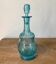 Carafe ancienne en verre moulé bleu turquoise