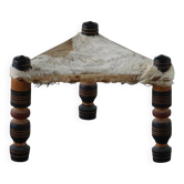 Tabouret africain artisanal vintage, forme triangulaire à 3 pieds, cuir de vache, 20ème siècle