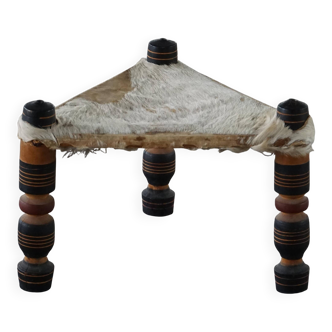 Vintage African artisanal stool, triangular shape with 3 legs, cowhide, 20th century.