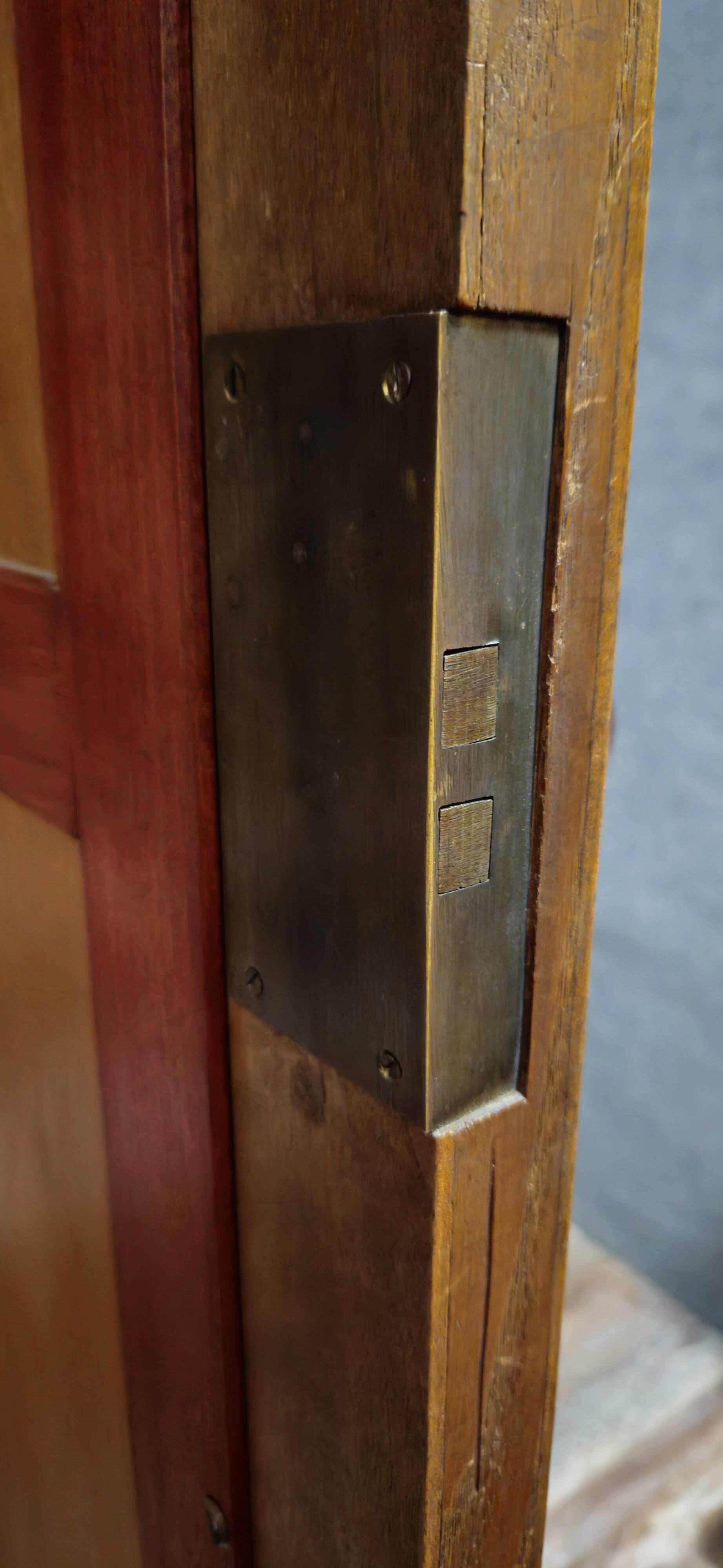 Armoire a glace de style Louis XV, en noyer sculpté