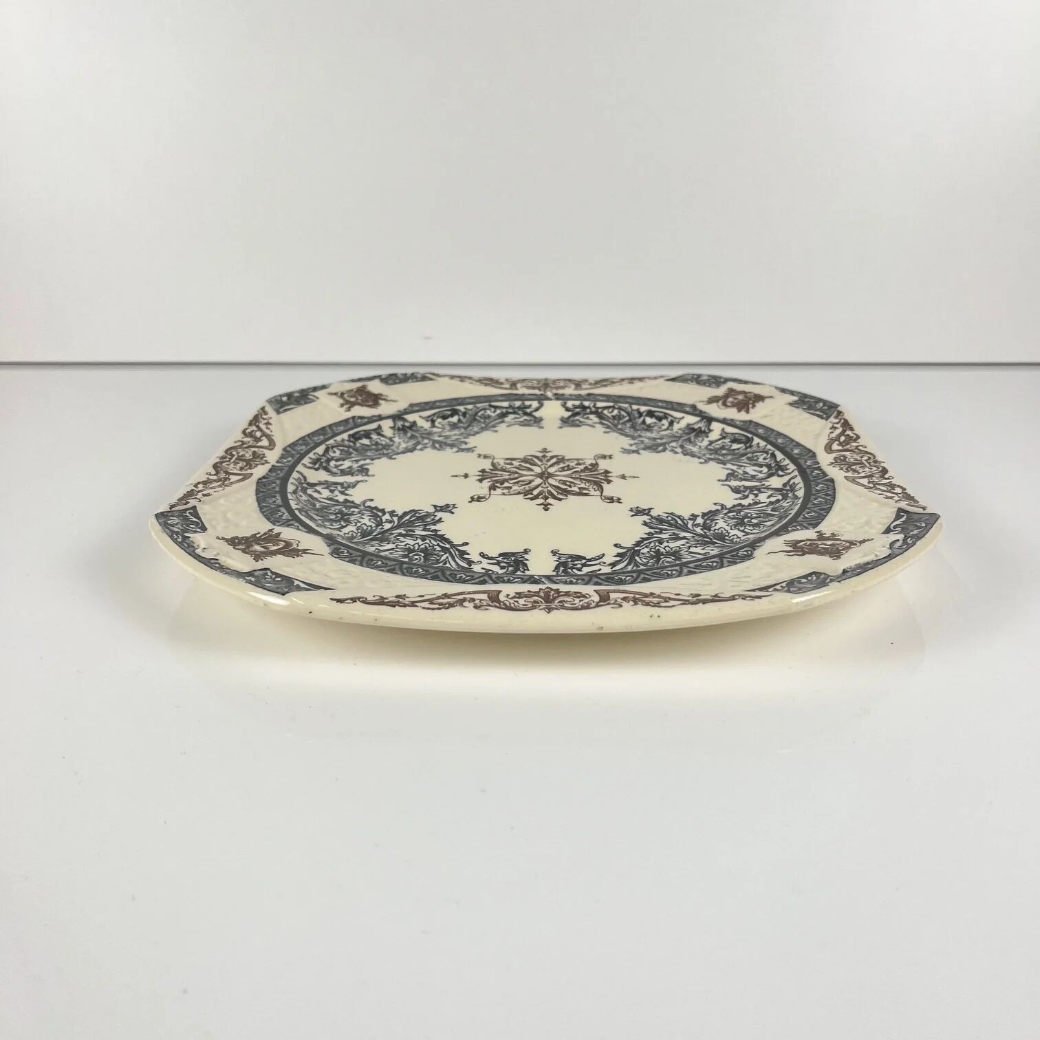 Square plate / Longchamp dish model "Diane", polychrome earthenware, late 19th century.