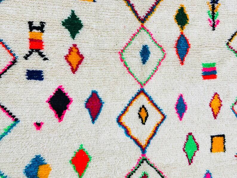 Decorated white wool rug 200cm x 300cm