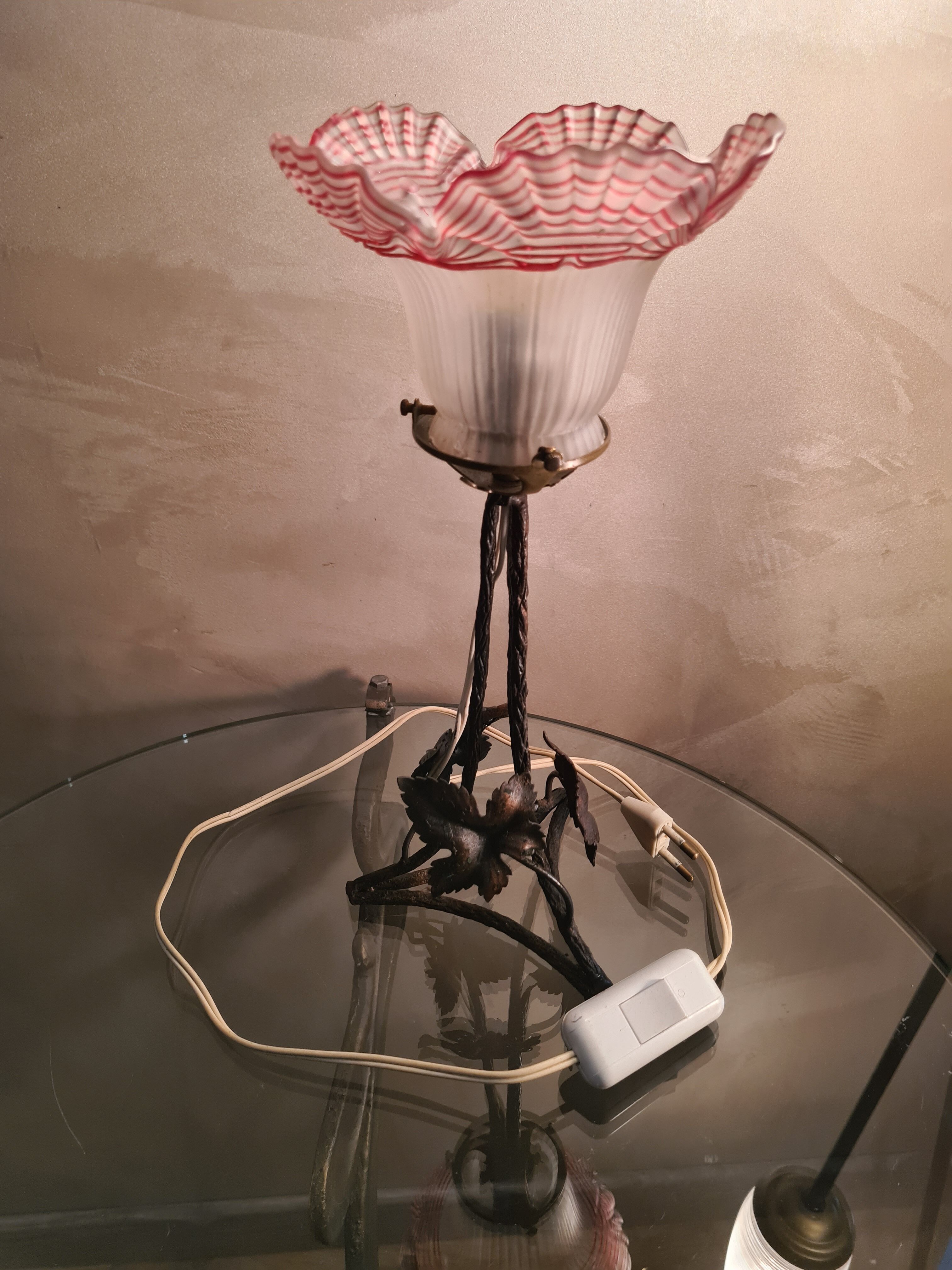 Wrought iron lamp 1900 pressed and molded lace glass has red ednide very rare very beautiful 35x14