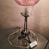 Lampe  fer forgé  1900  verre  dentelle pressé et moulé  a liseré rouge tres rare  tres belle  35x14
