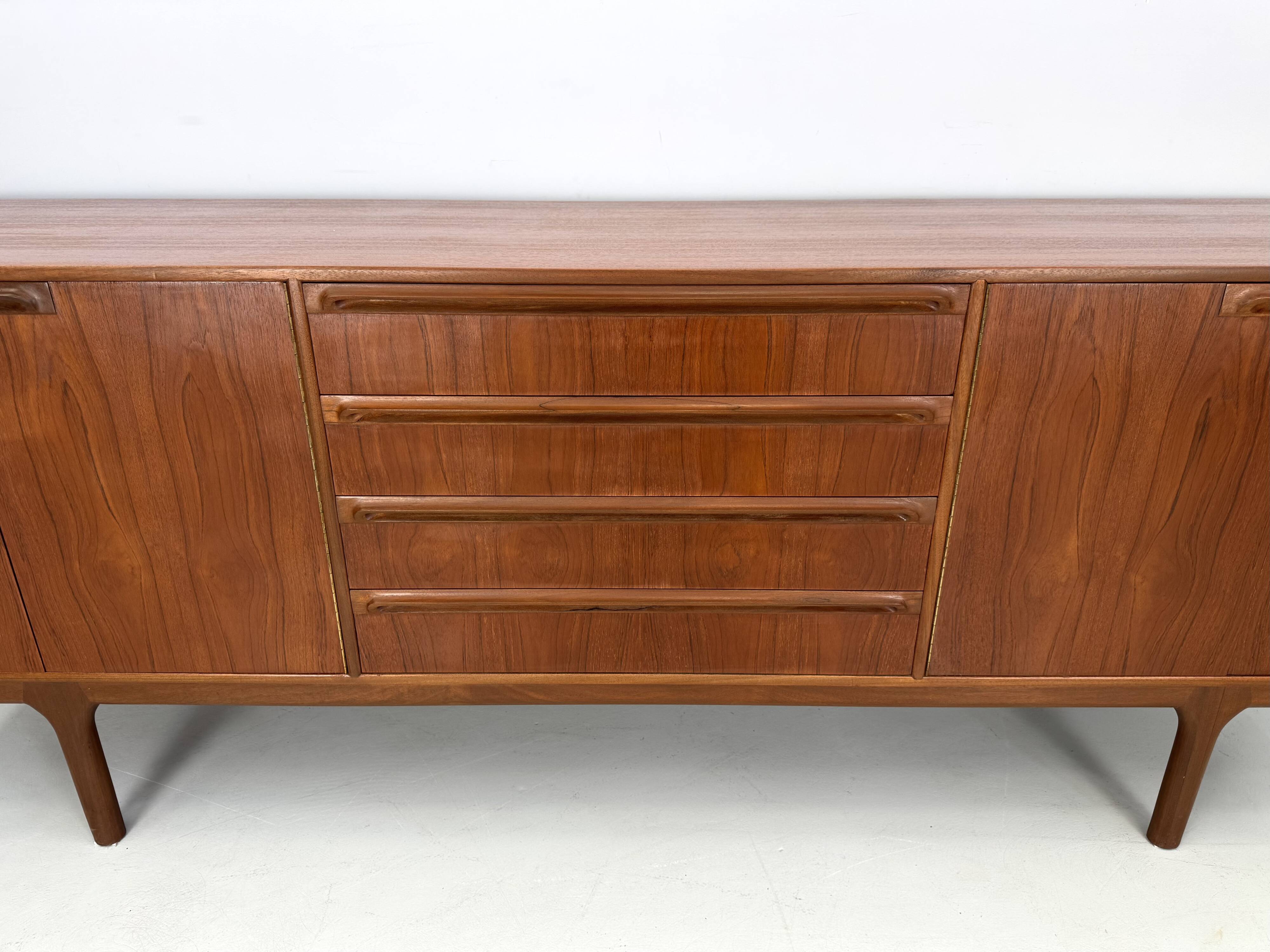 Buffet vintage par McIntosh, design de T. Robertson des années 1960.