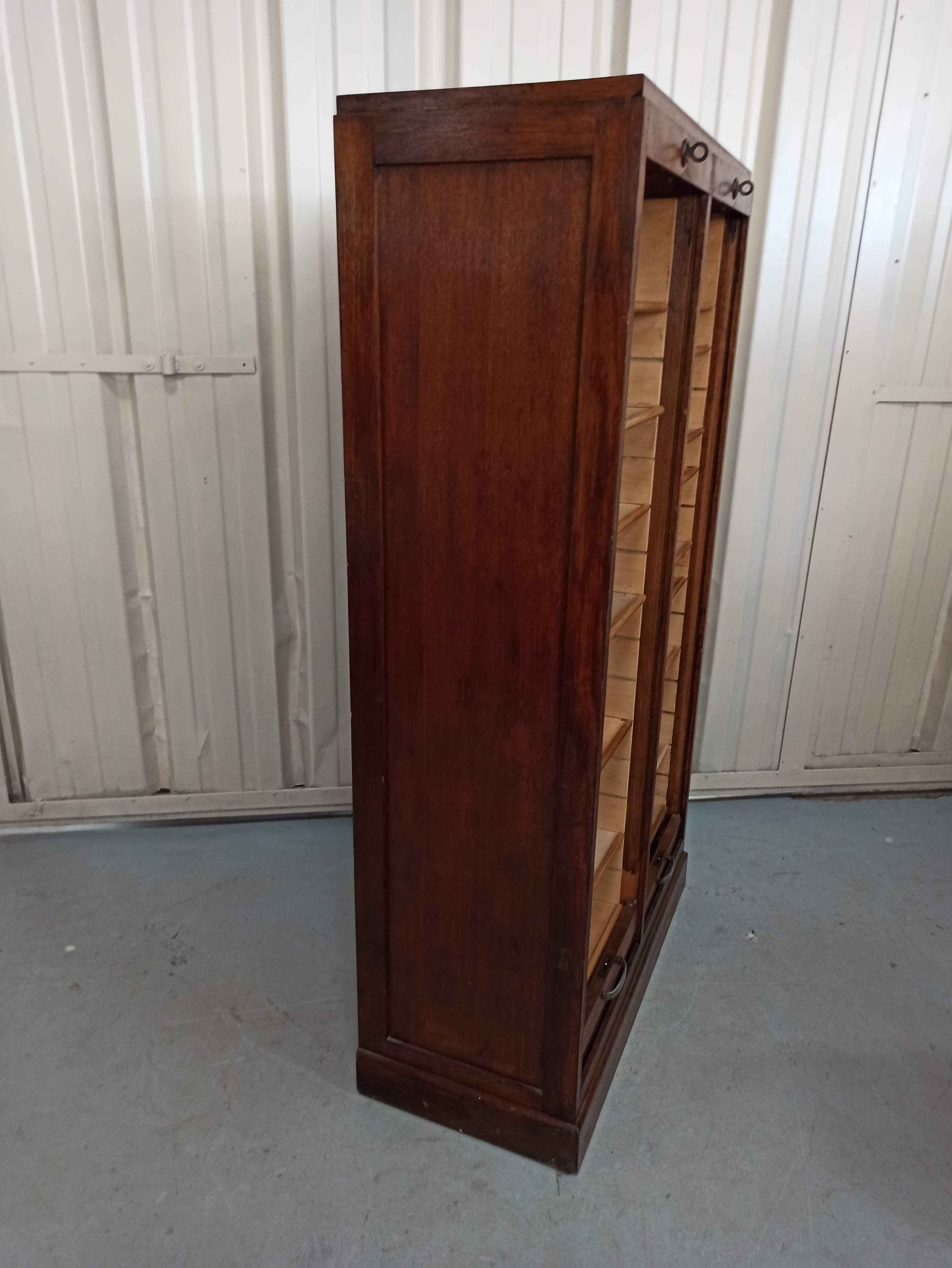 Notary furniture - double curtain binder in oak 2 columns