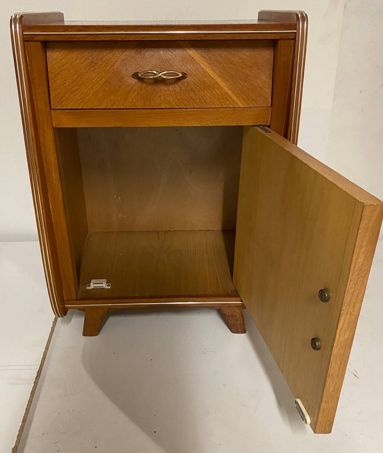 Bed and bedside compass foot