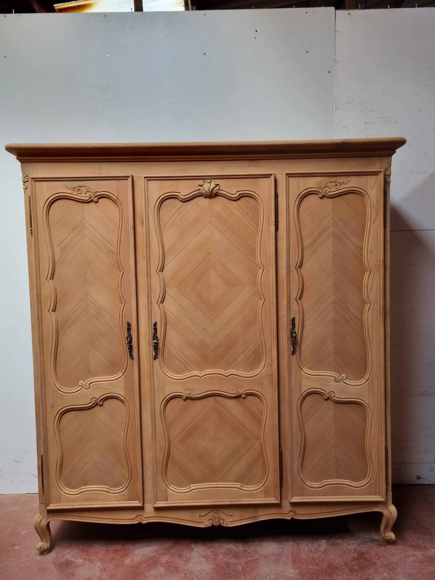 3 door wardrobe in natural wood