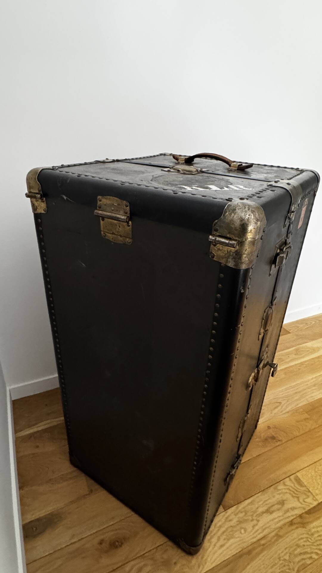 Wheary American travel trunk – 1920s