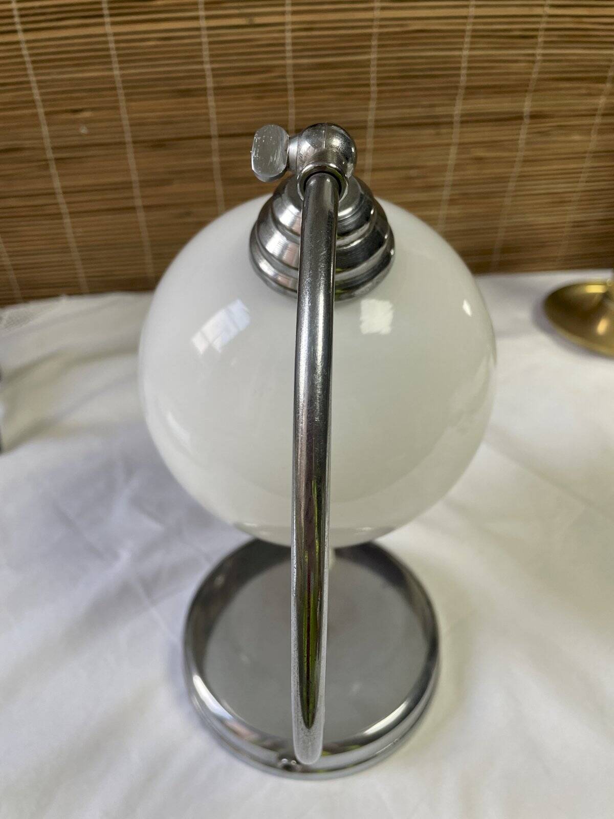 Lampe globe vintage métal chromé et opaline, à poser ou à fixer au mur