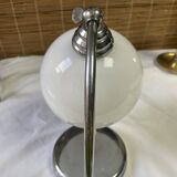 Lampe globe vintage métal chromé et opaline, à poser ou à fixer au mur
