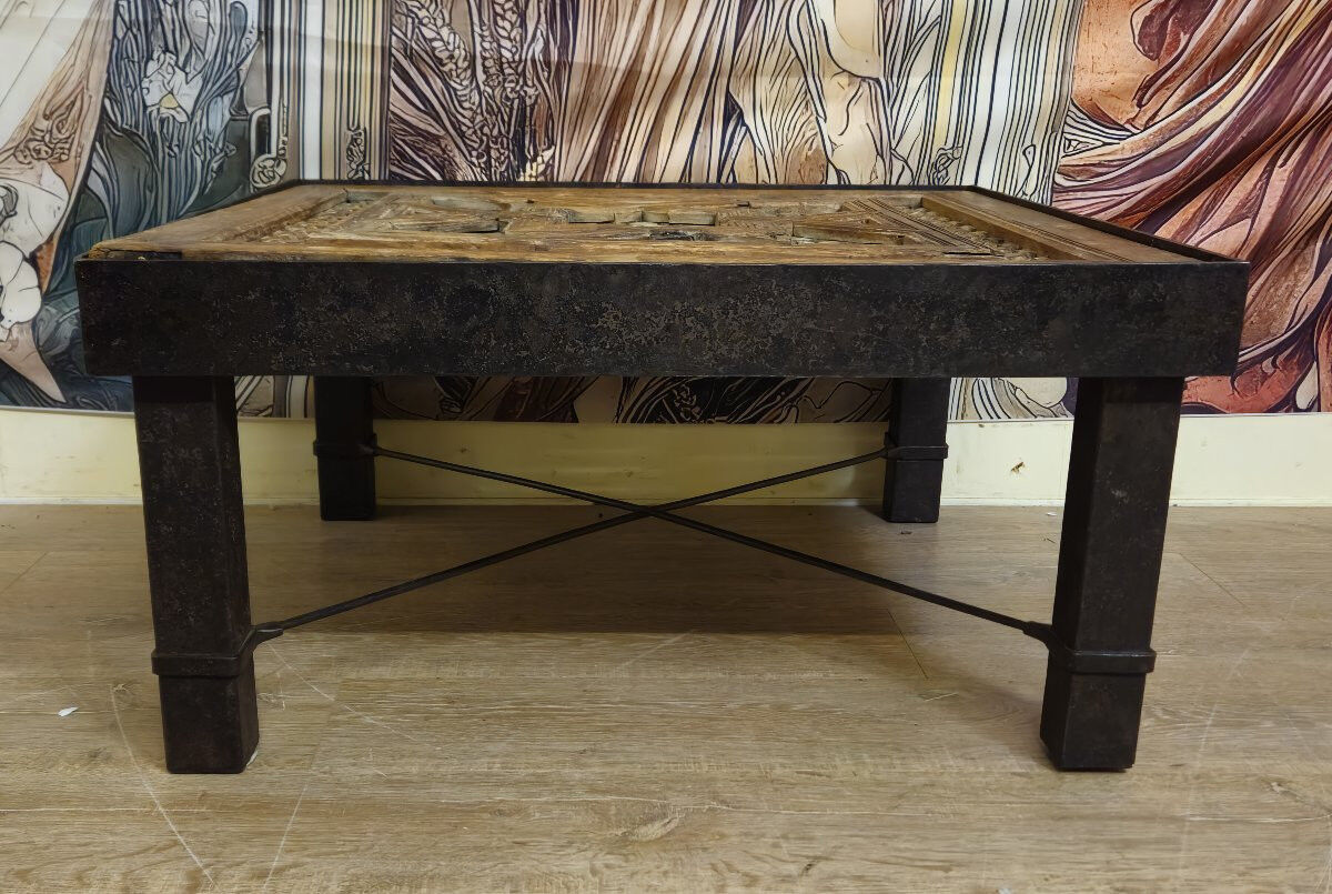 Coffee table / living room table with a sculpted top – Handcrafted – 20th century
