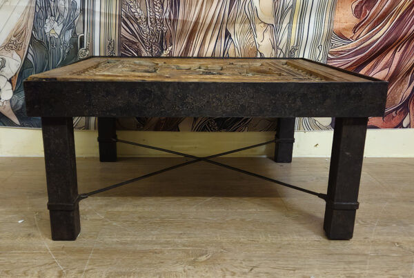 Table basse / table de salon à plateau sculpté – Travail artisanal – XXe si