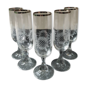 Lot 5 Flûtes Champagne. En verre cristallin. Style Empire. Motifs floraux