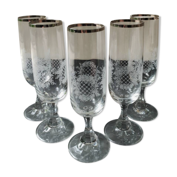 Lot 5 Flûtes Champagne. En verre cristallin. Style Empire. Motifs floraux