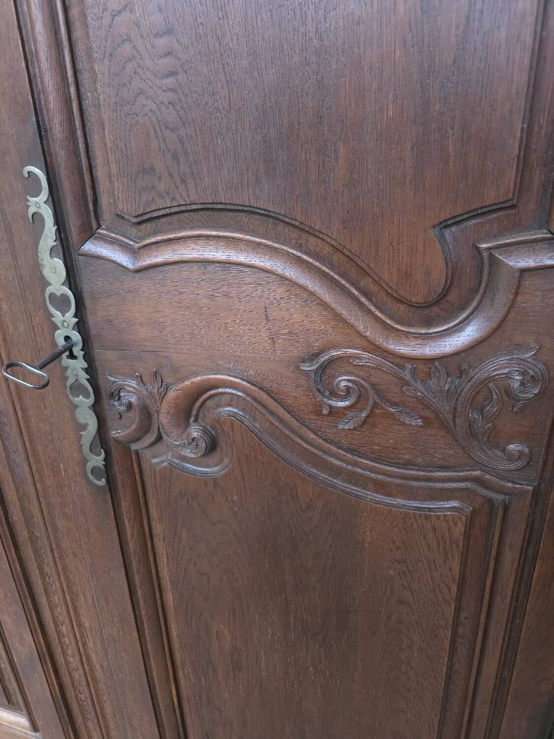 Moulded oak wardrobe from the 18th century.