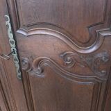 Moulded oak wardrobe from the 18th century.