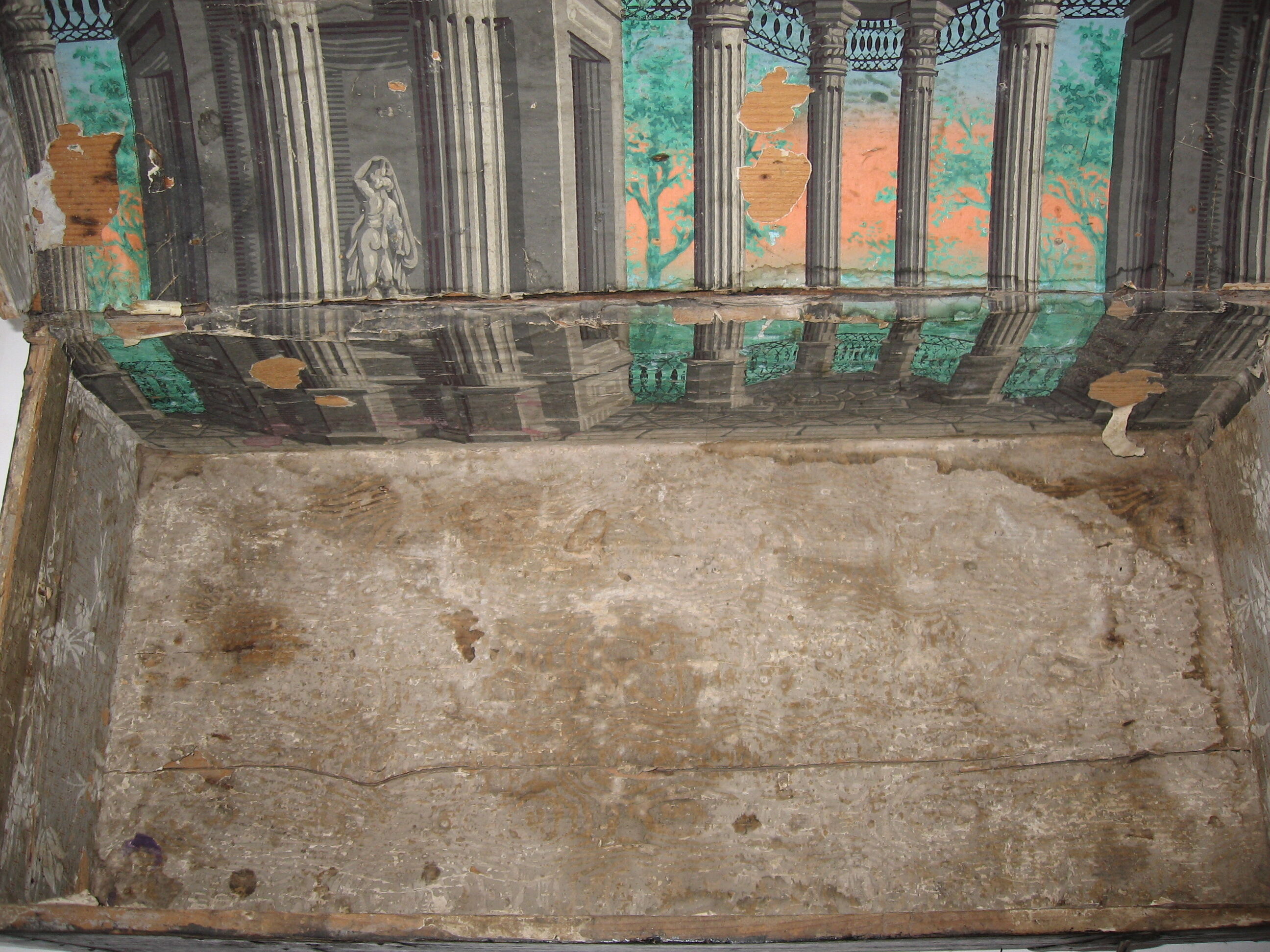 Trunk wood and leather