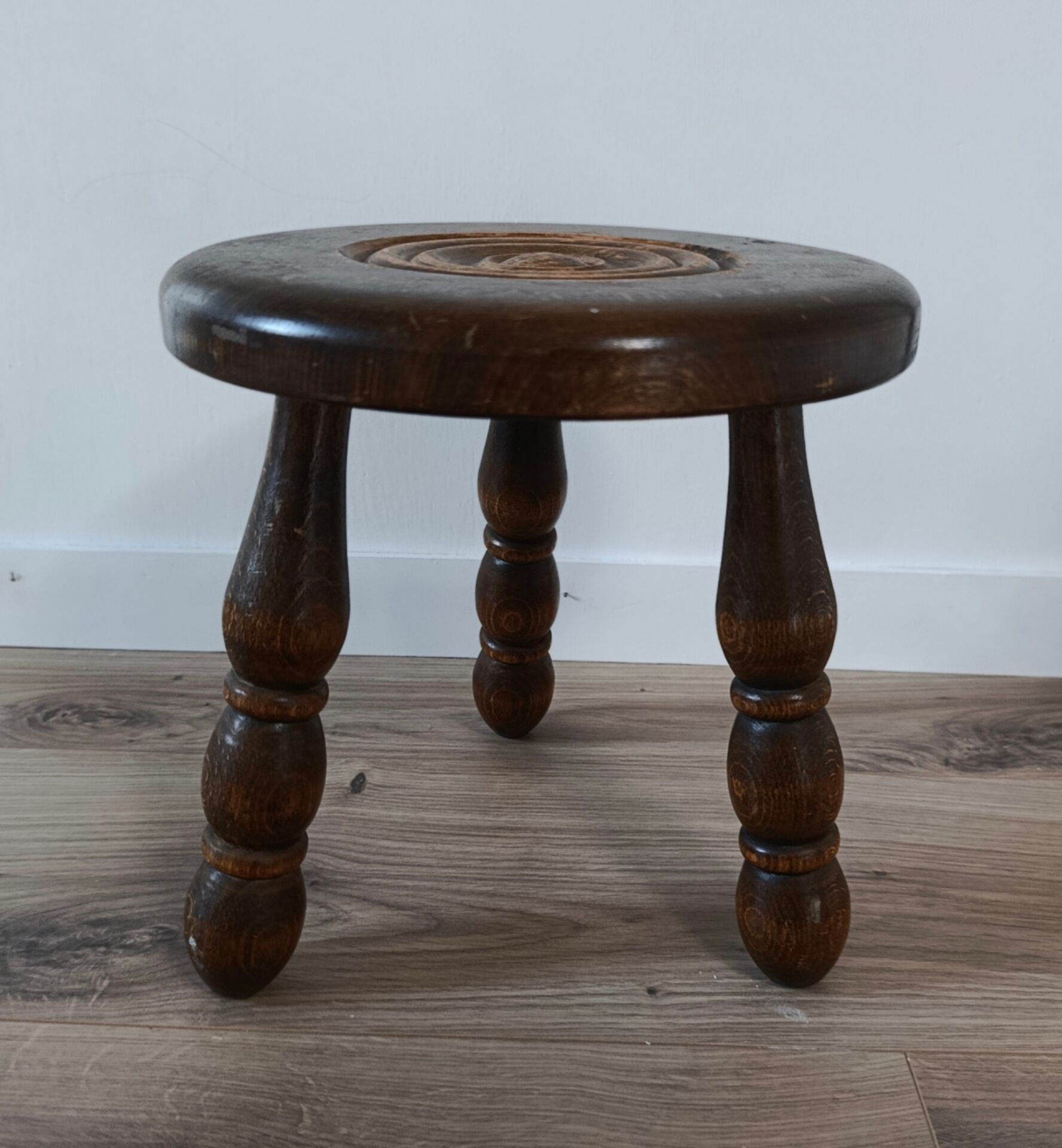 low tripod stool wood, bobbin leg, vintage