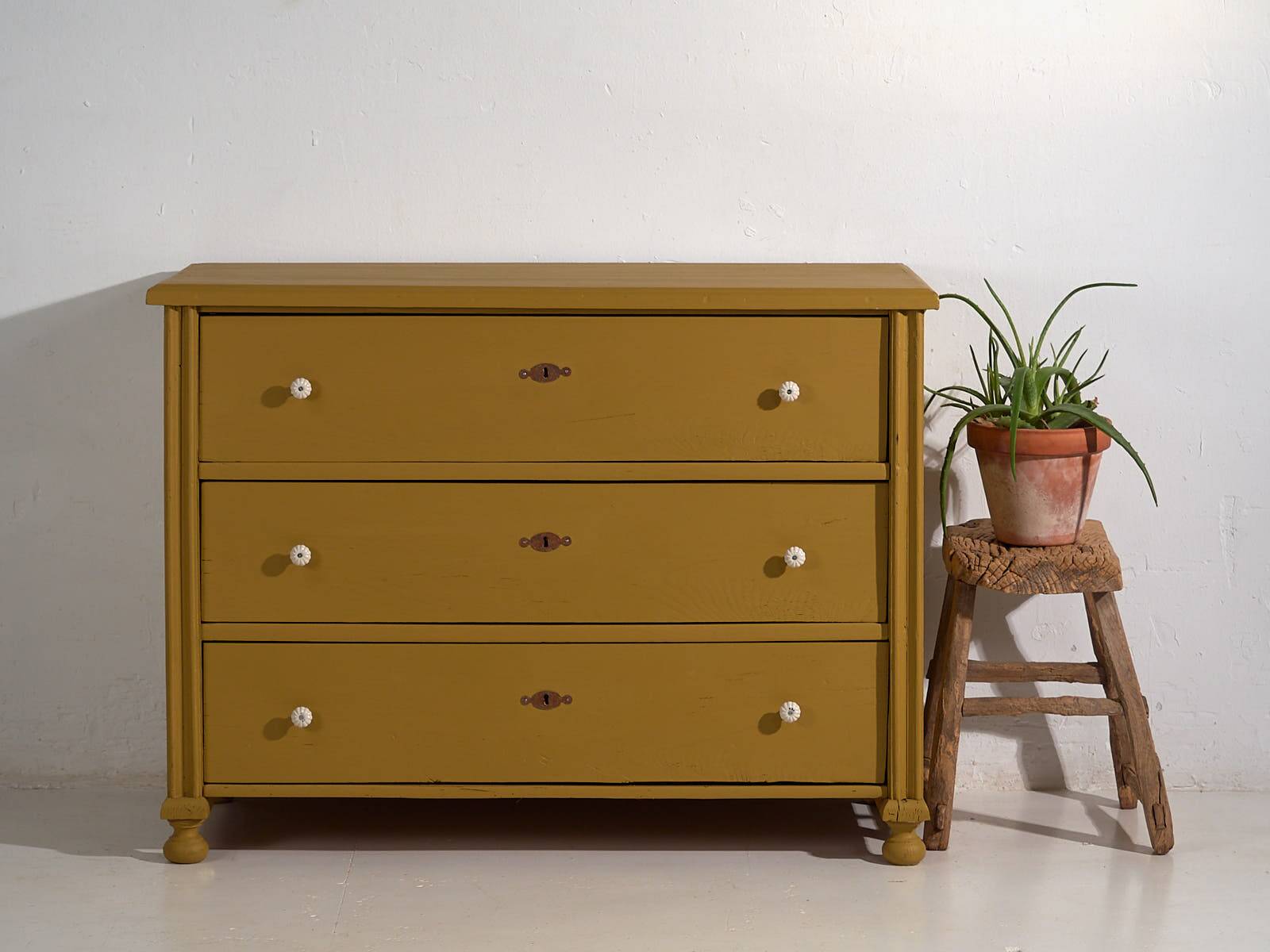 Antique mustard yellow chest of drawers (circa 1920)