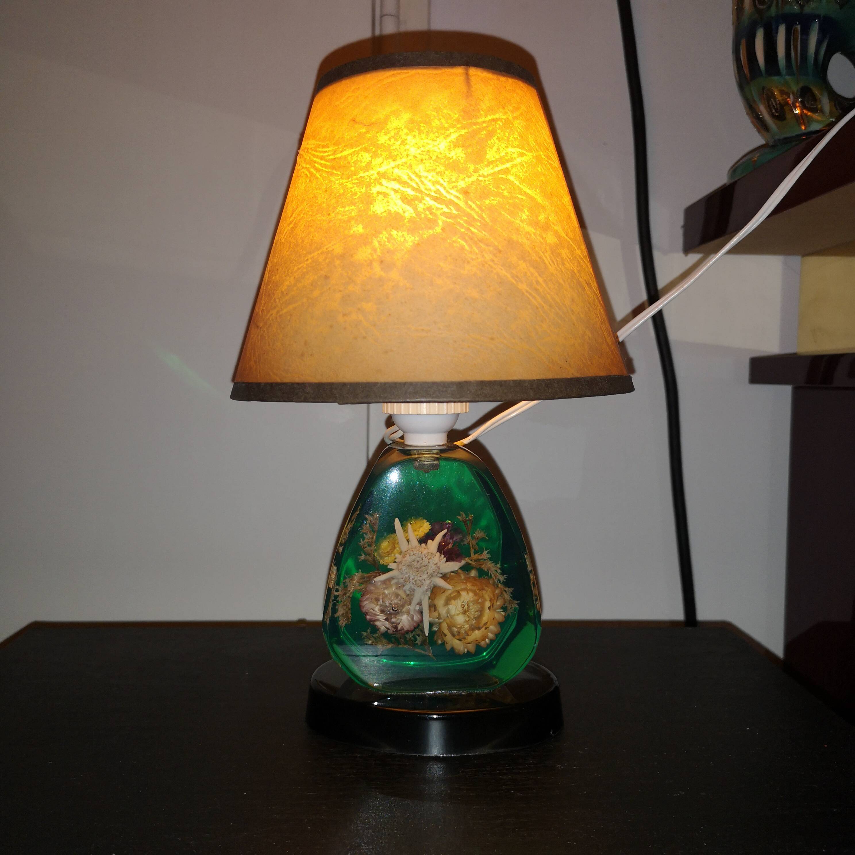 vintage 1960 lamp in lucite - inclusion of dried flowers & edelweiss - retro