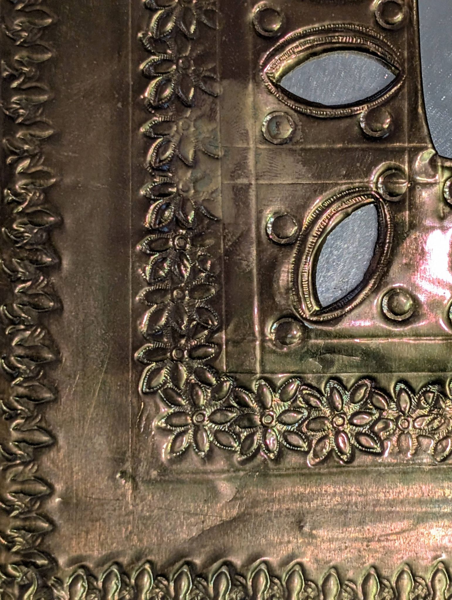 Antique gilded mirror with carved decoration – Ethnic/baroque style