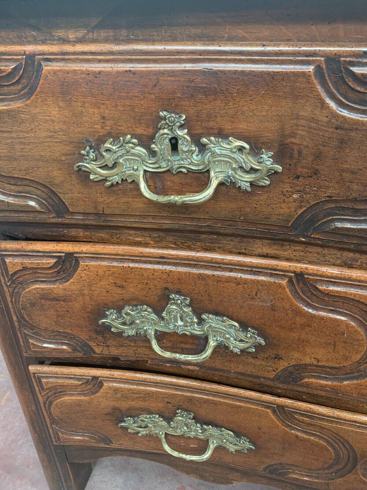 Commode Louis XIV en noyer massif XVIII siècle