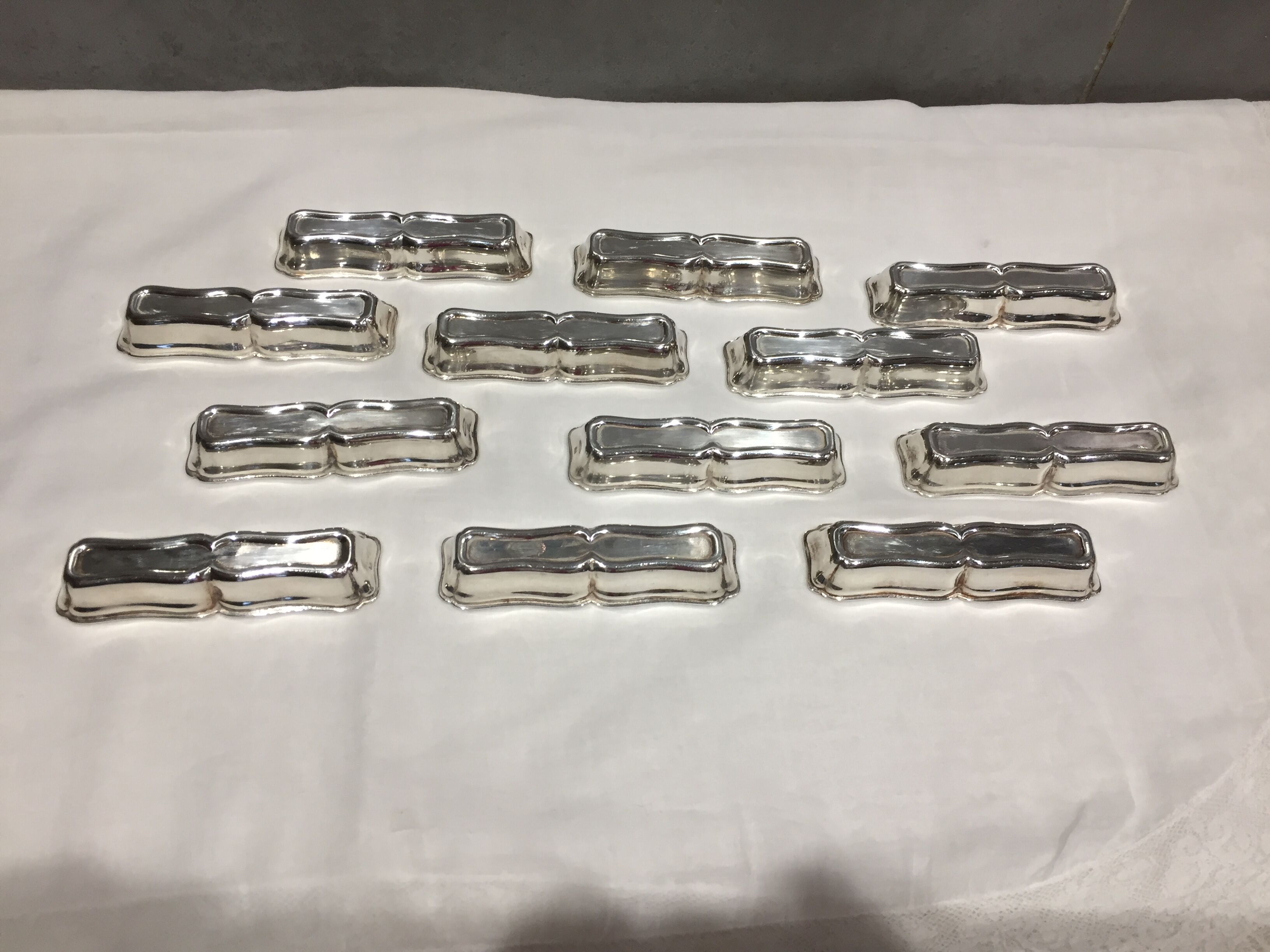 Lot of 12 silver metal knive holders