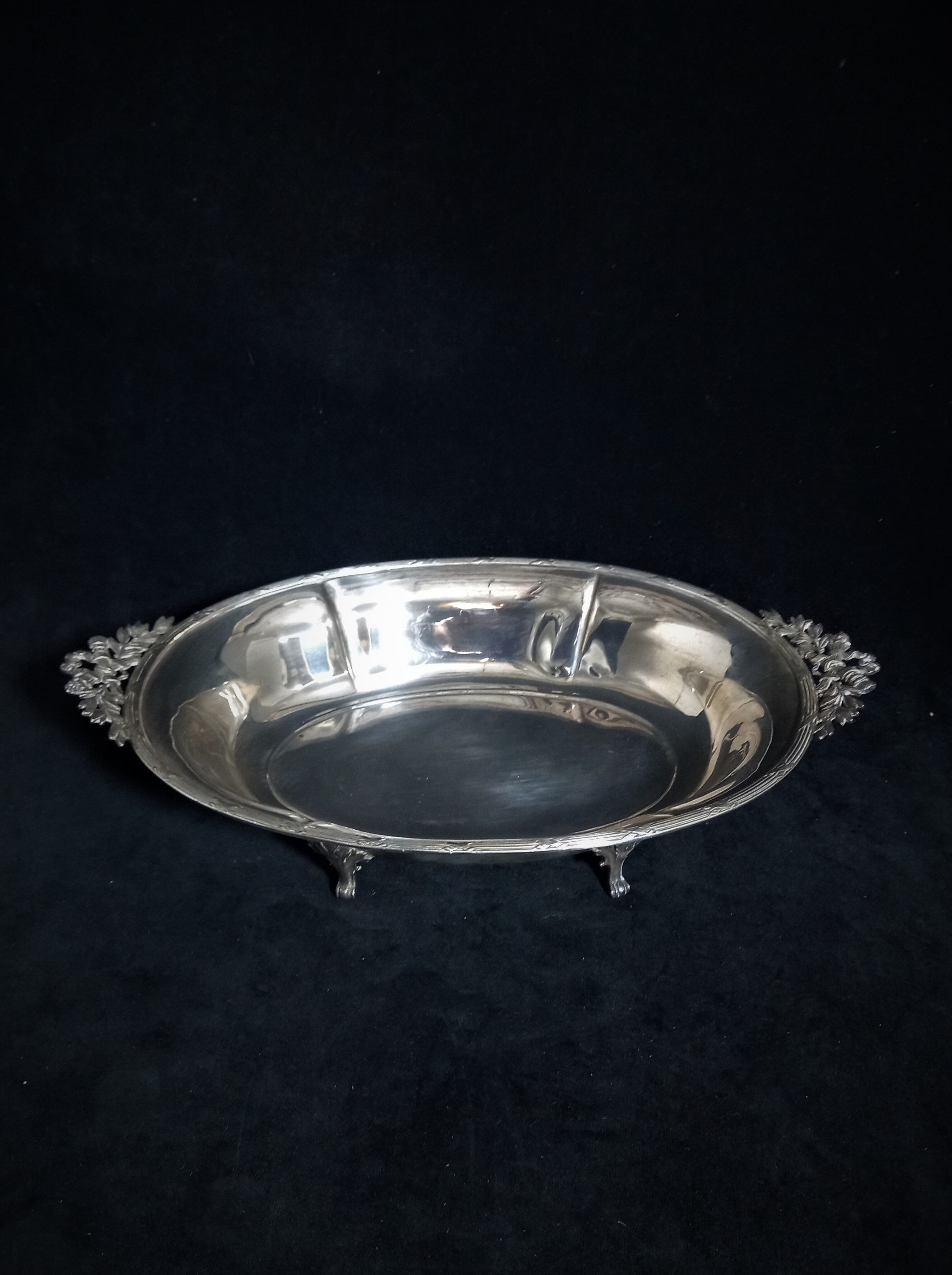 Plat argenté style Louis XVl avec poignées avec motif de torche et carquois