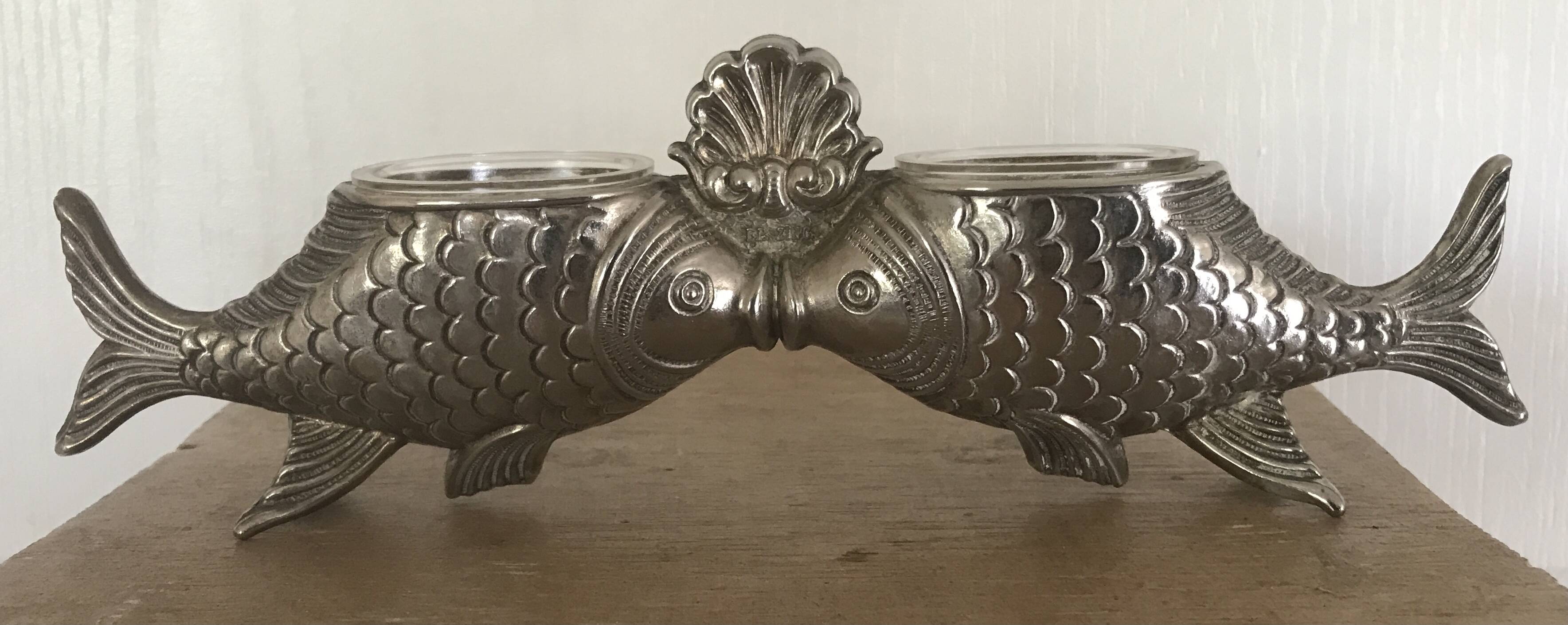 Salt and pepper shaker holder with a pair of fish in metal, Italian design