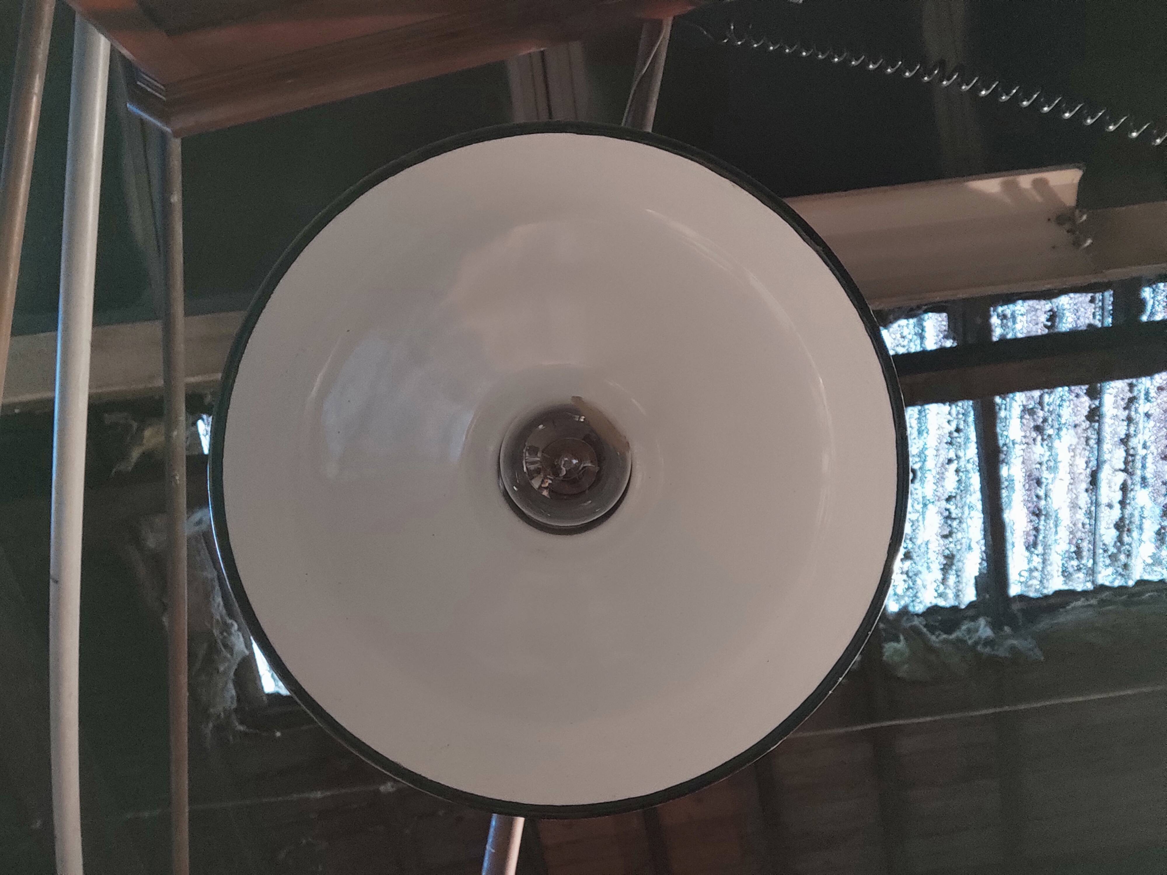 Suspension sheet enamelled green and white