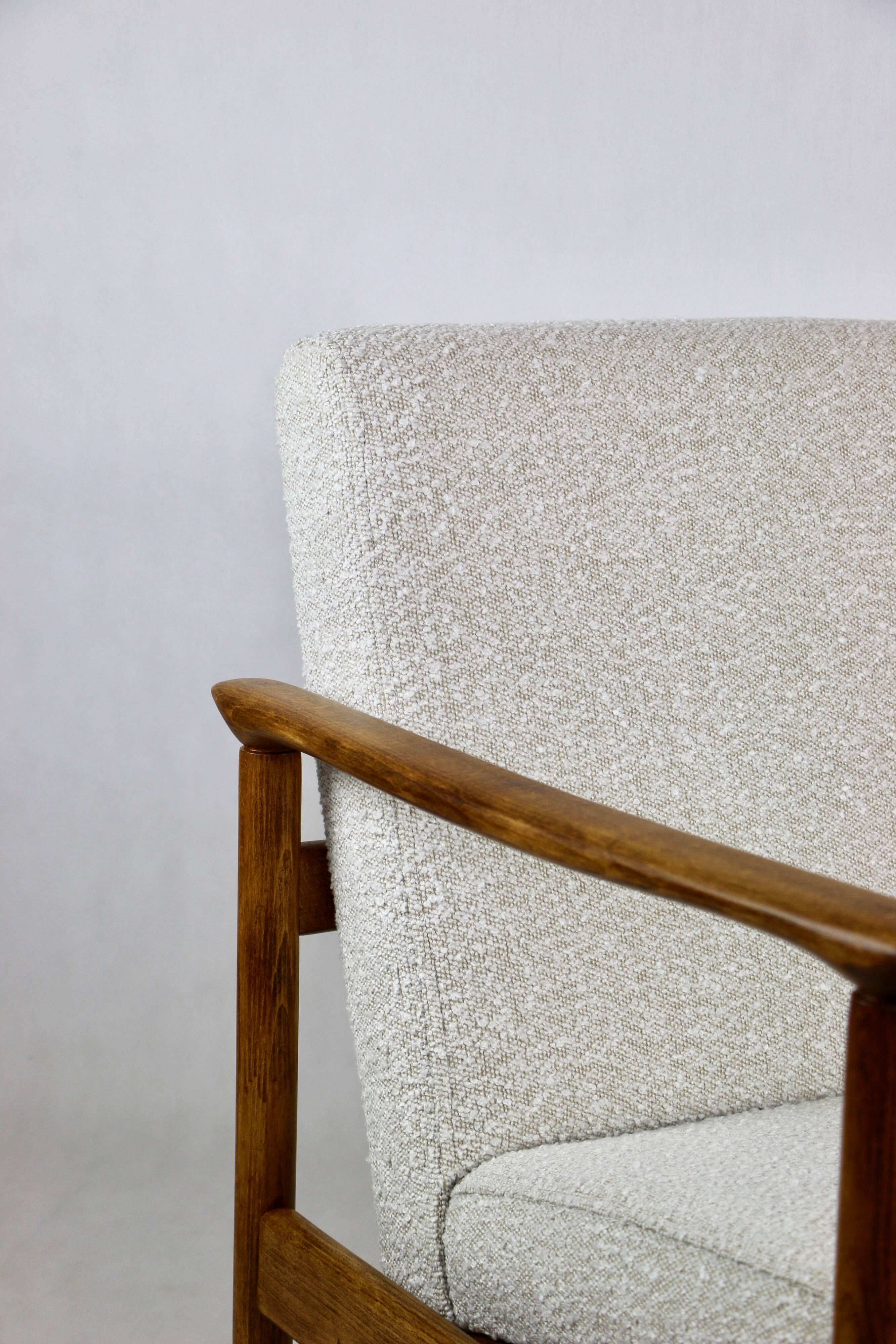 Fauteuil GFM-142, design par Edmund Homa des années 70, bouclé ivoire blanc - 2 pièces disponibles.