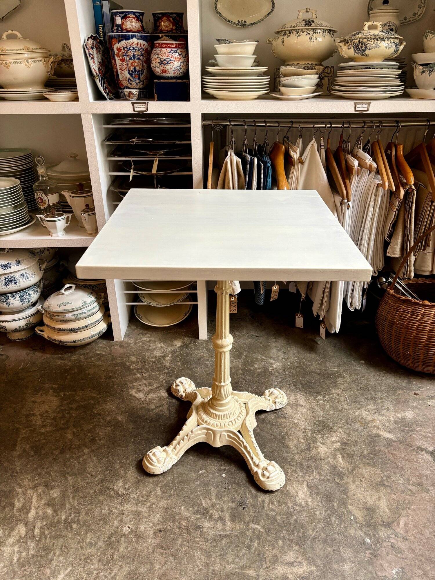 Bistro table in beige cast iron and ecru wood