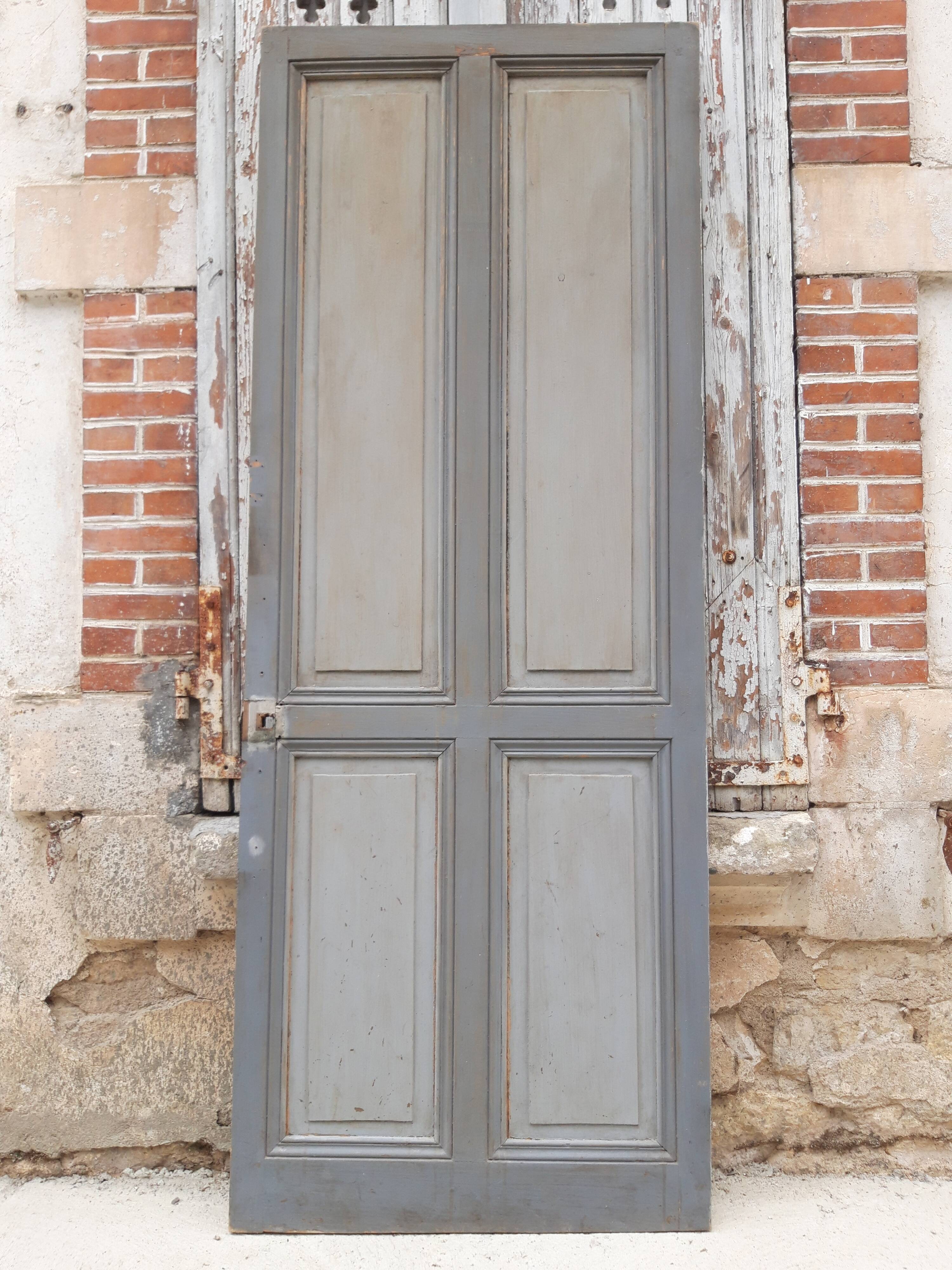 Ancienne porte de communication moulurée