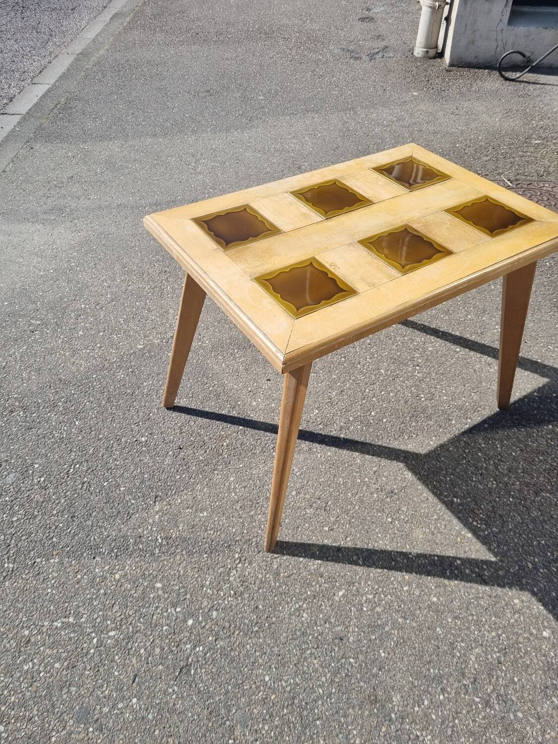 Vintage coffee table with tapered legs.