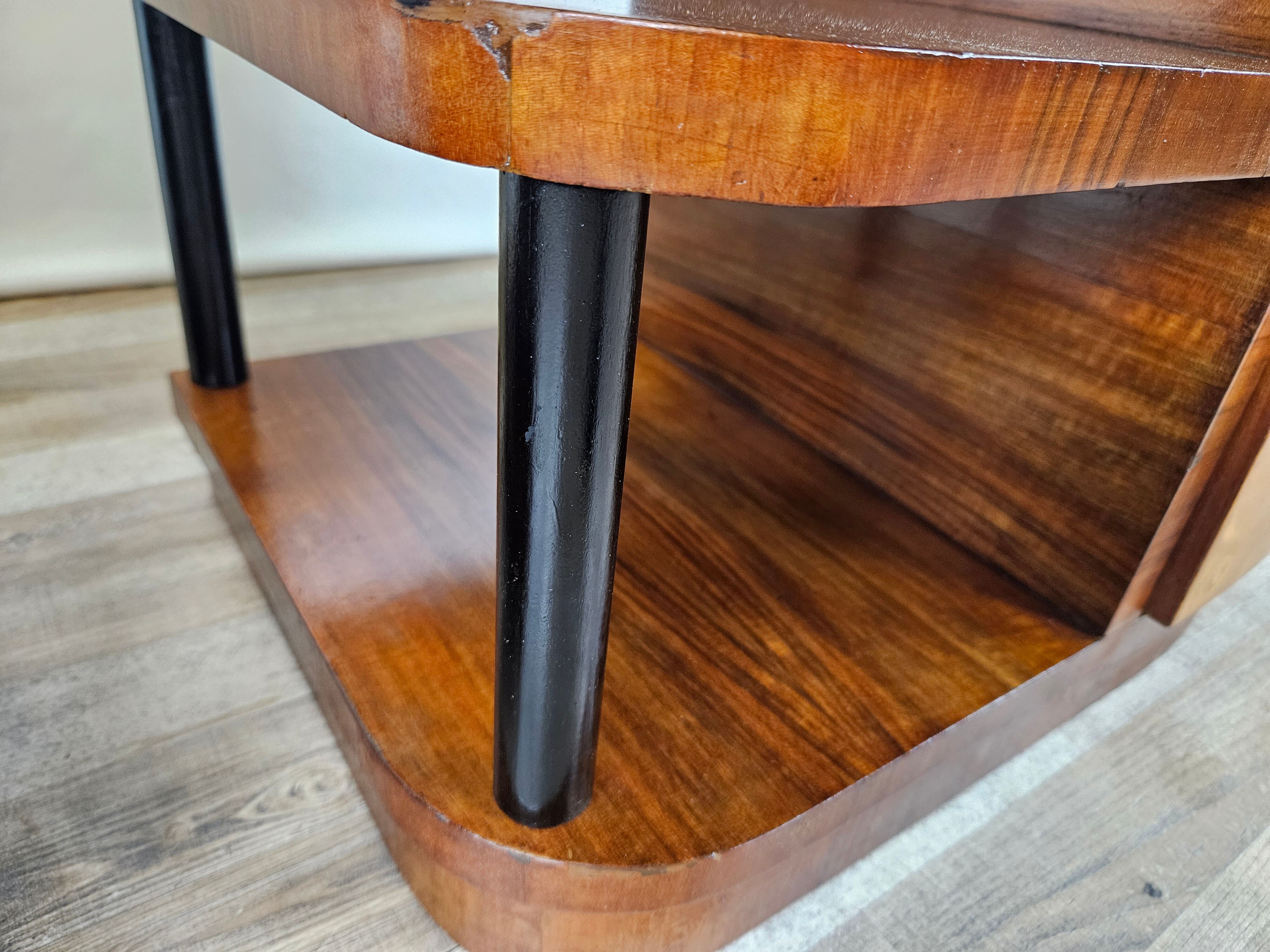 Pair of Art Decò bedside tables in walnut and thuja