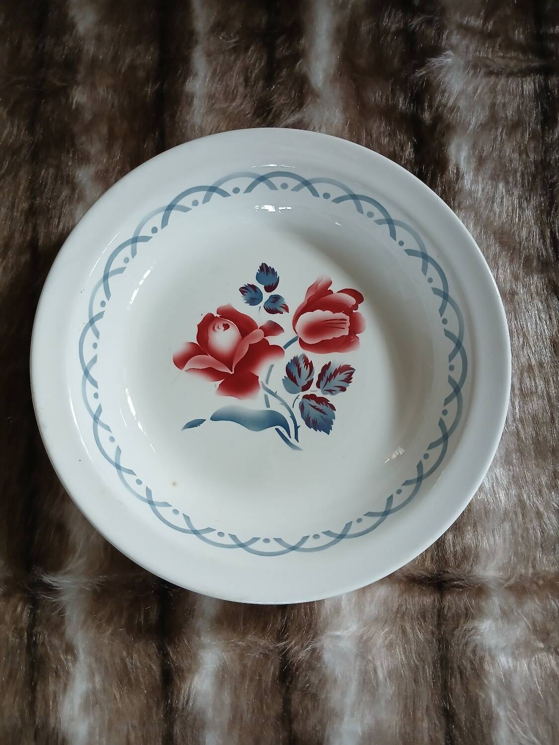 Large round antique plate from Digoin and Sarreguemines.