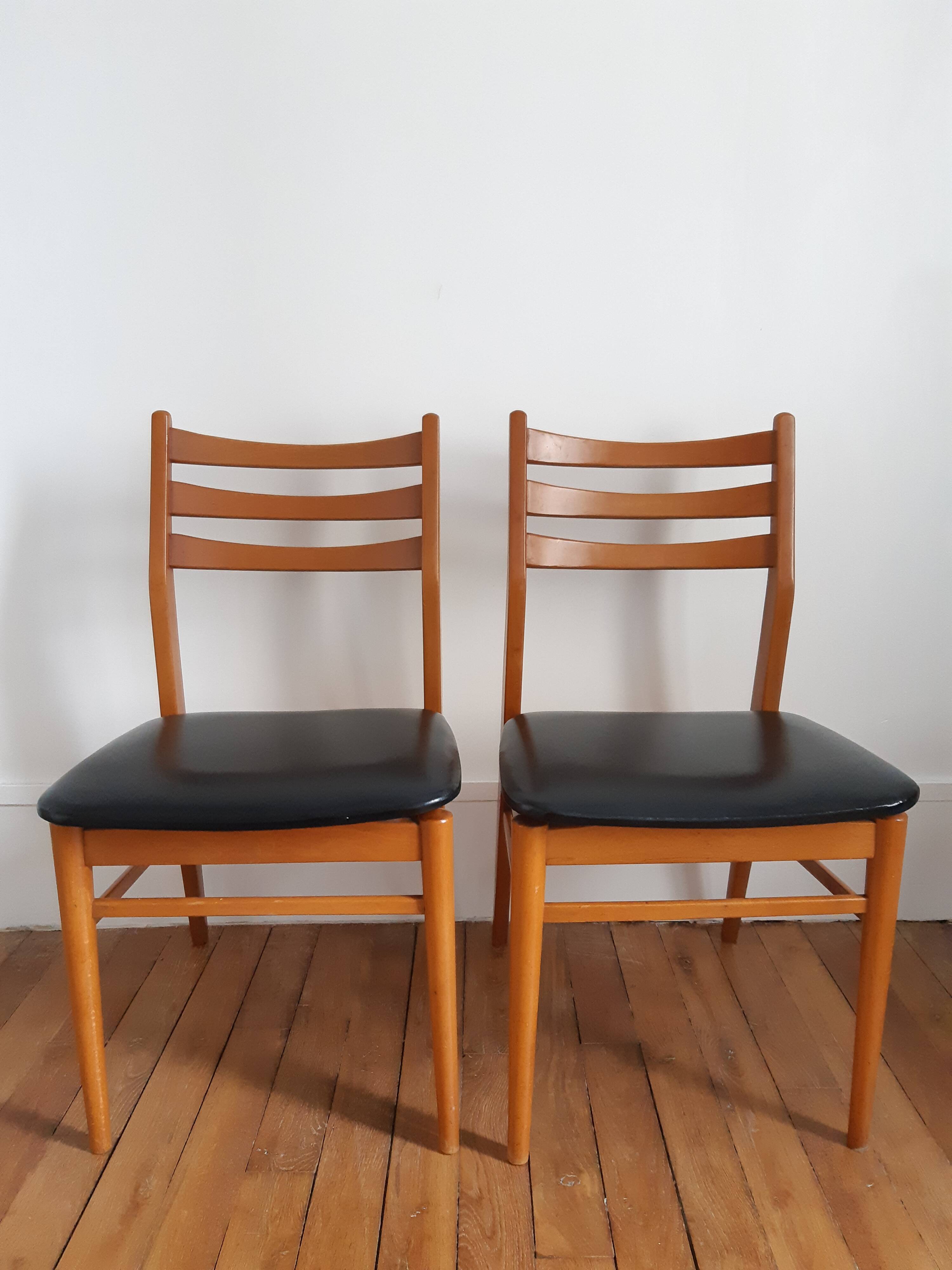 Set of 2 wooden chairs and skai