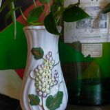 Trois vases anciens en barbotine aux lilas