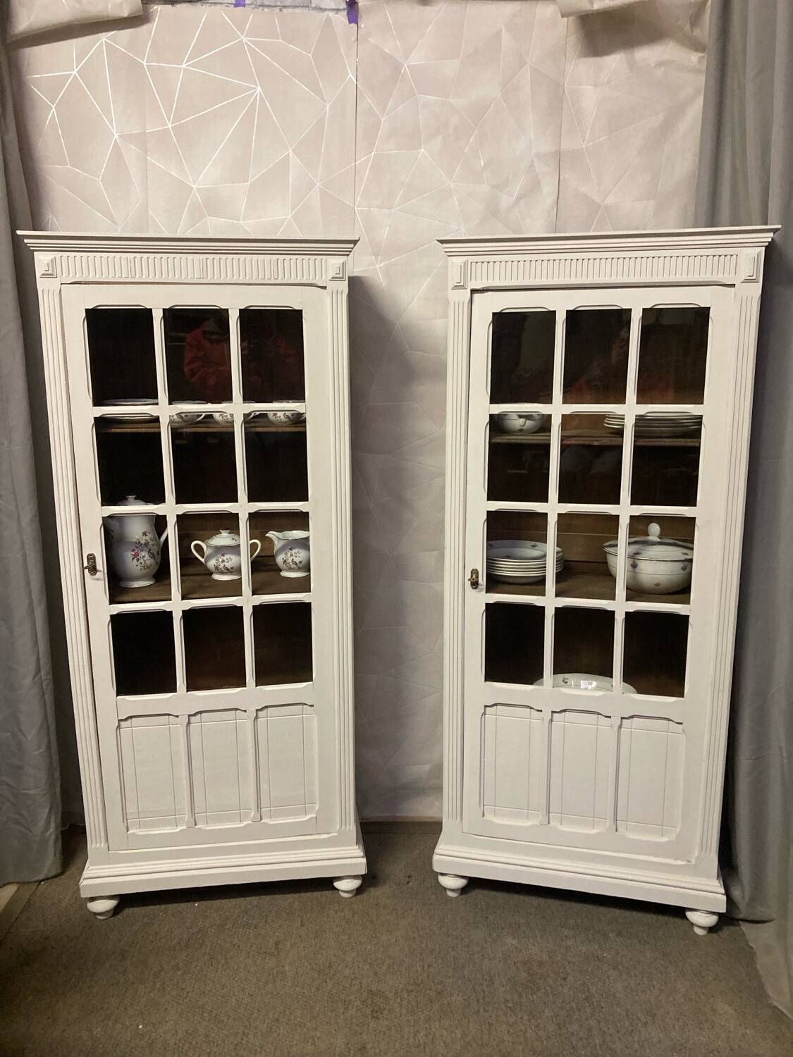Pair of Parisian showcases
