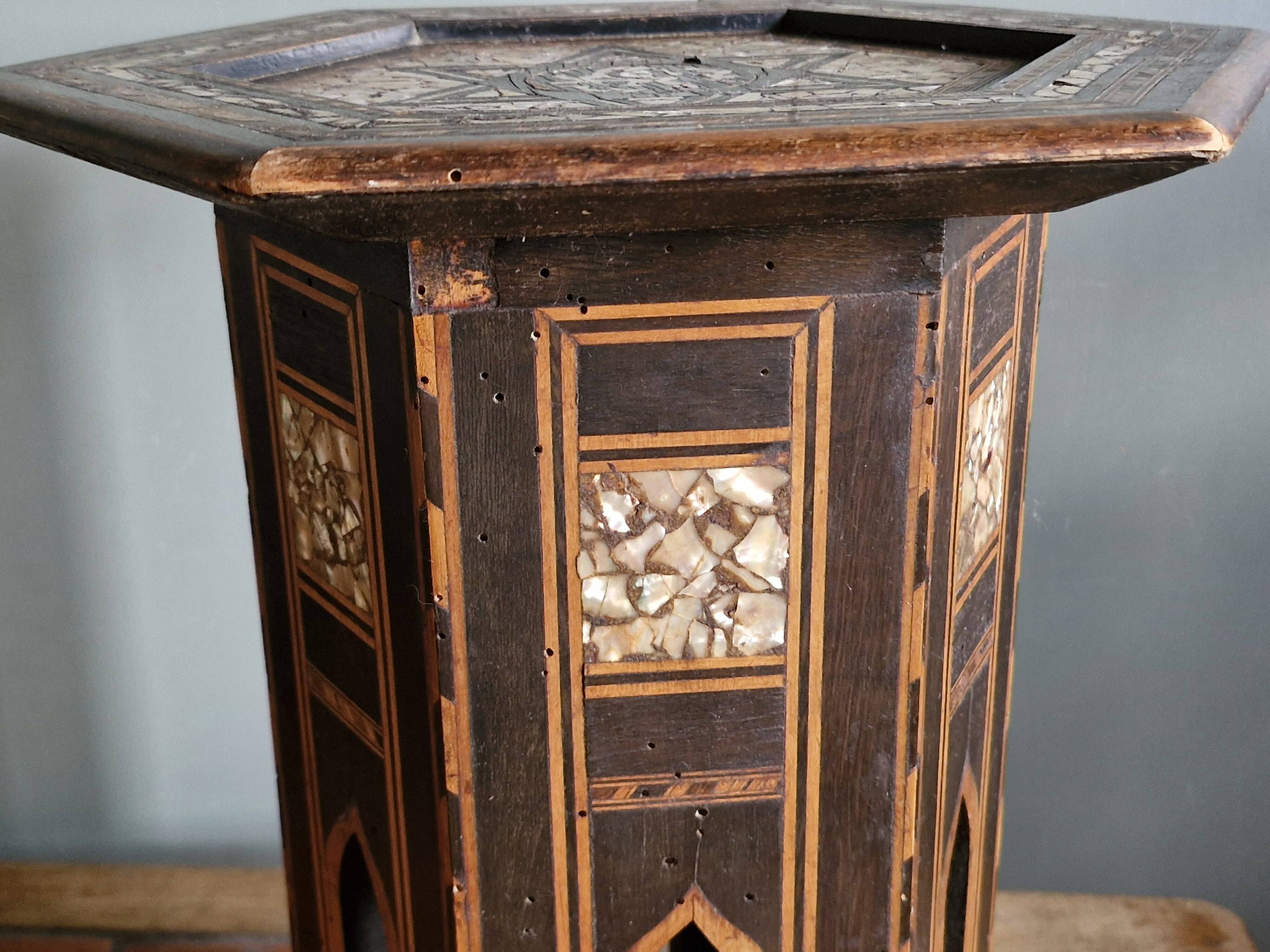 Antique octagonal table with mother-of-pearl inlays - Syria or Egypt