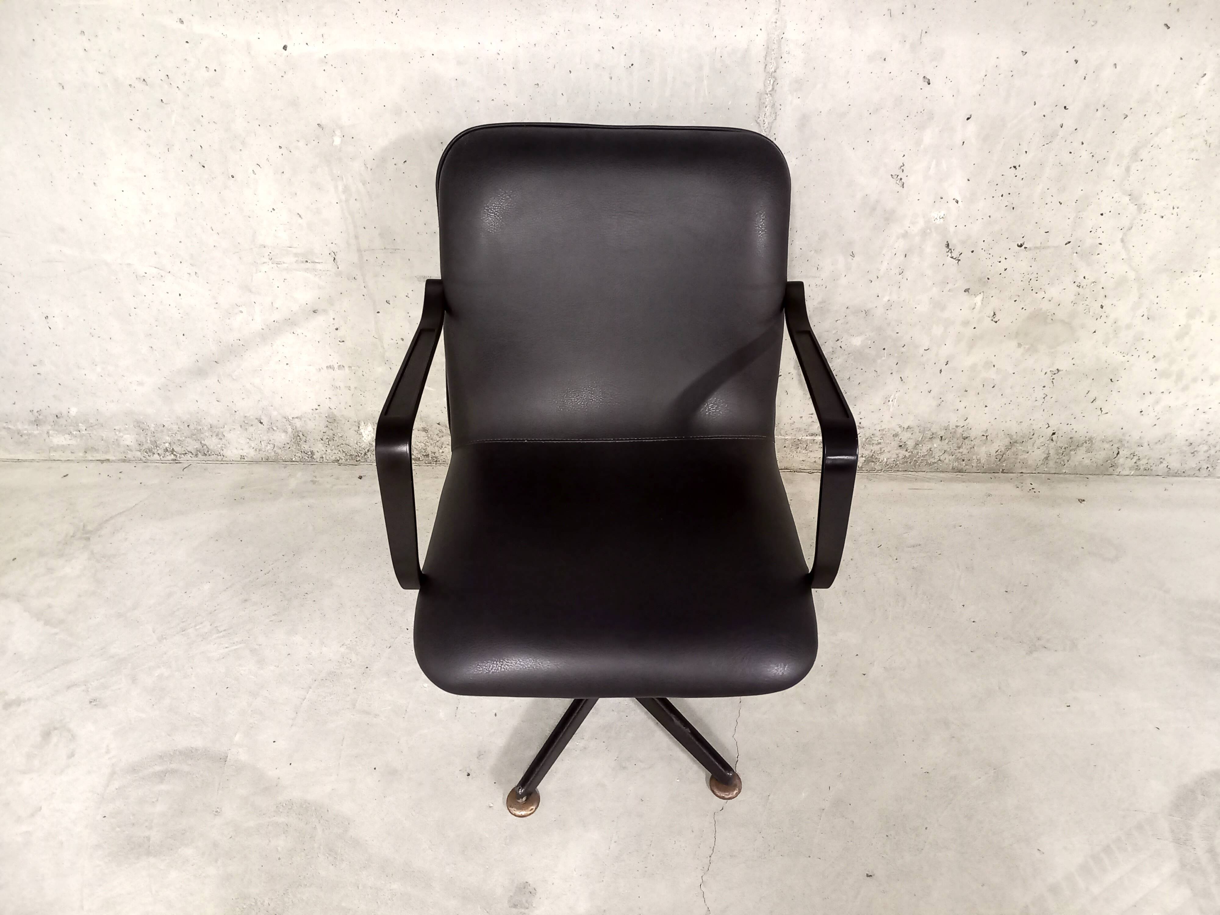 Vintage 70s swivel office chair in skai and black metal