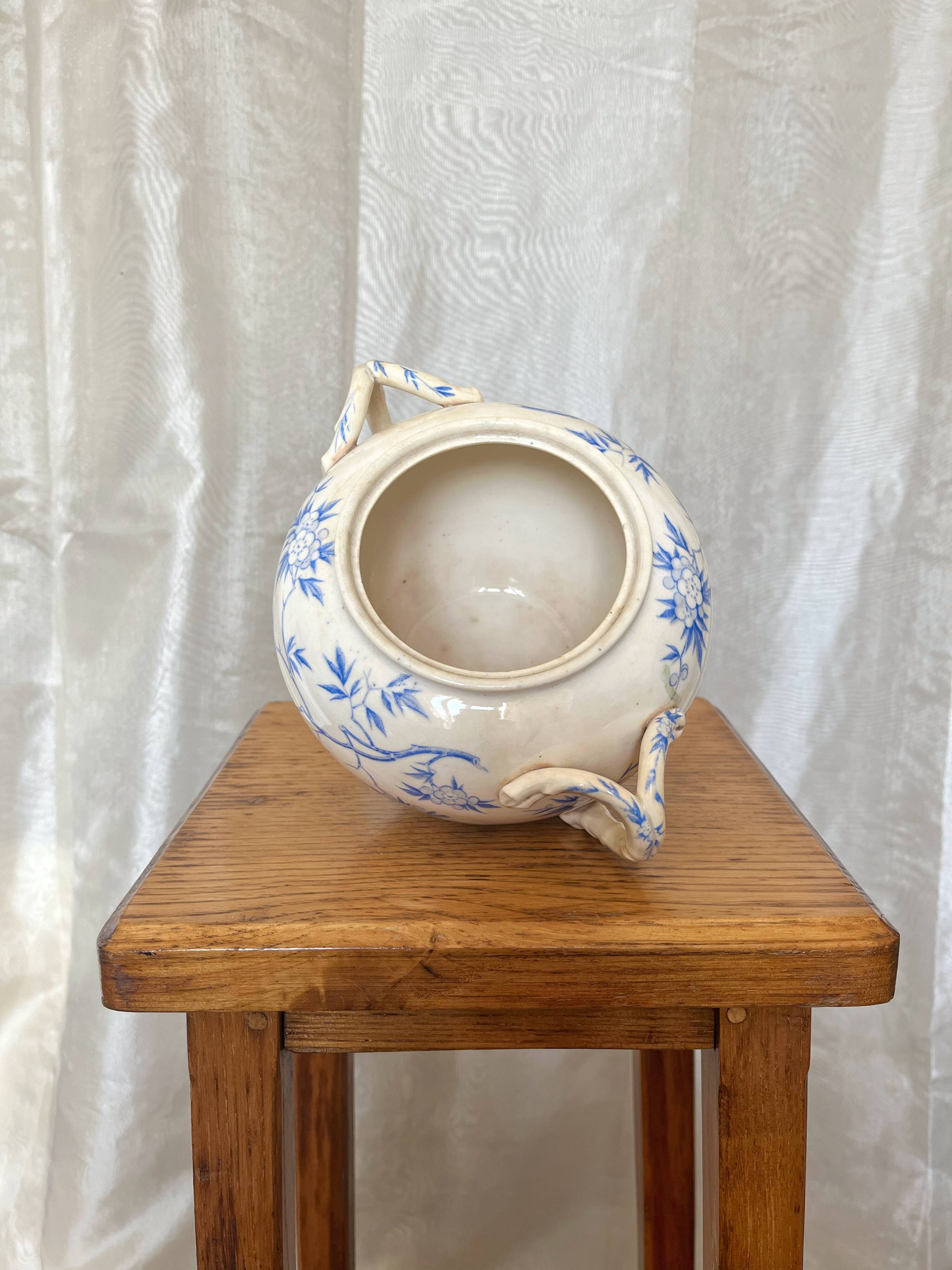Ironstone sugar bowl with a spiky pattern, Sarreguemines, late 19th century