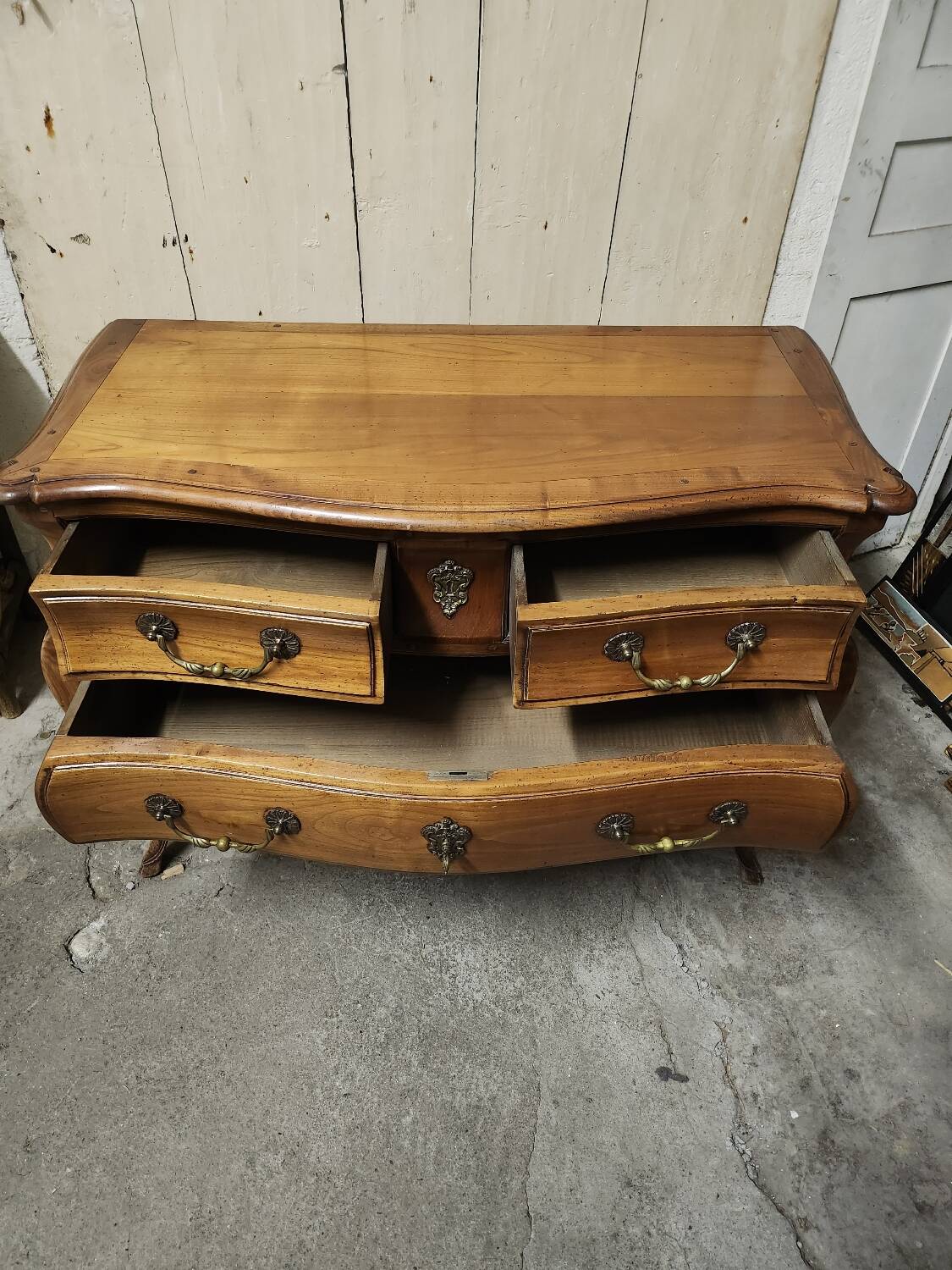 Style chest of drawers