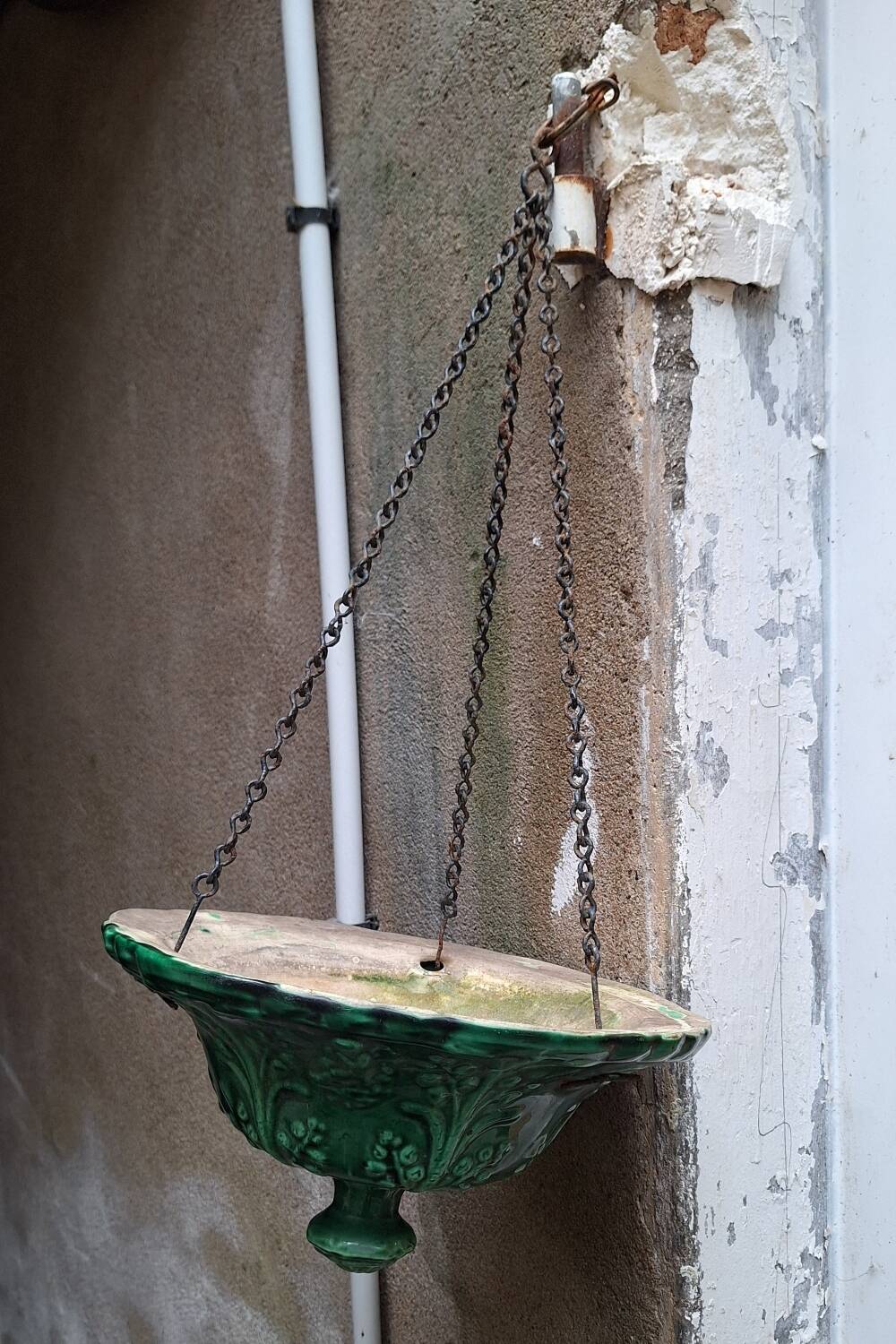 Hanging planter in green earthenware